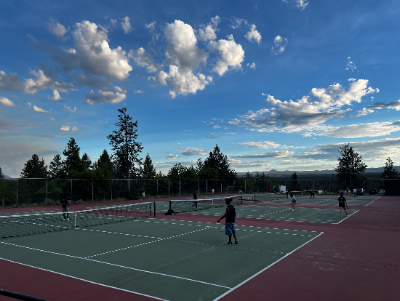 Ganas participants playing tennis